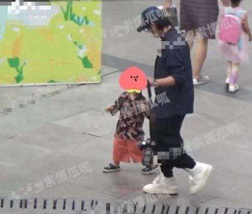 狗仔爆料生俩孩子视频,明星夫妇甜蜜公开二胎喜讯,温馨视频曝光幸福瞬间 第1张 狗仔爆料生俩孩子视频,明星夫妇甜蜜公开二胎喜讯,温馨视频曝光幸福瞬间 第1张